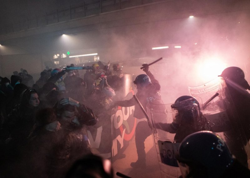 Neredi na maršu protiv OI u Milanu: Ljudi bacali dimne bombe i petarde na policiju