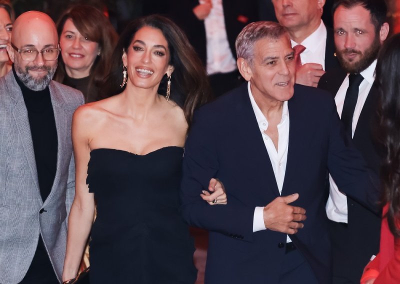 Znate li o čemu se radi? Amal i George Clooney u centru Milana izveli ritual o kojem svi pričaju