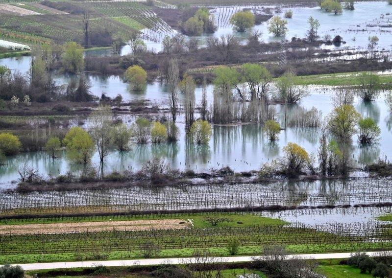 Poplave u okolici Vrgorca: Obilne kiše aktivirale podzemne rijeke
