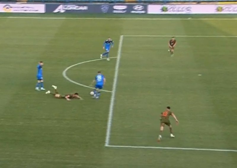 Krivi pas, izgubljeni duel... Pogledajte niz grešaka kojima je Osijek sam sebe pobijedio u Varaždinu