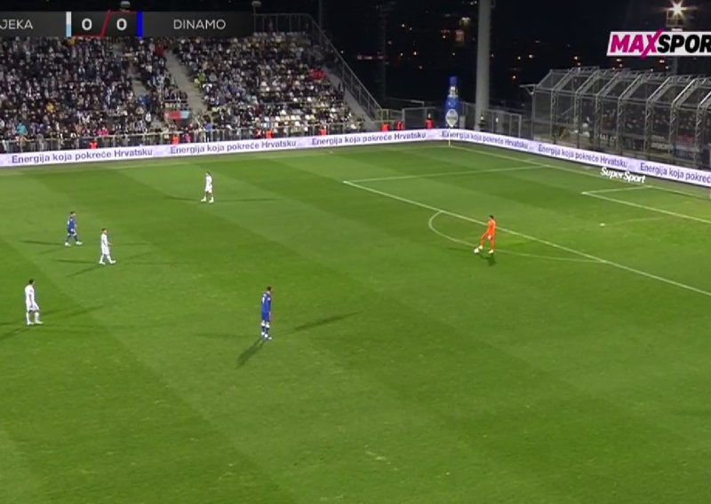 Pogledajte što je golman Rijeke radio s loptom 50 sekundi protiv Dinama