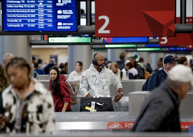 SAD planira pooštriti uvjete za ulazak turista: Provjeravat će ljudima društvene mreže
