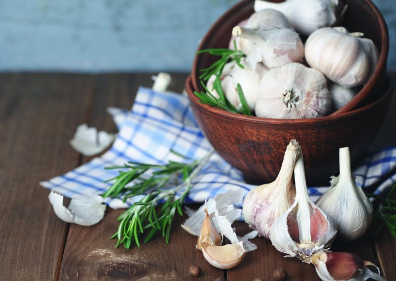 Osjete vam se ruke po češnjaku nakon kuhanja? Iznenadit će vas što može pomoći