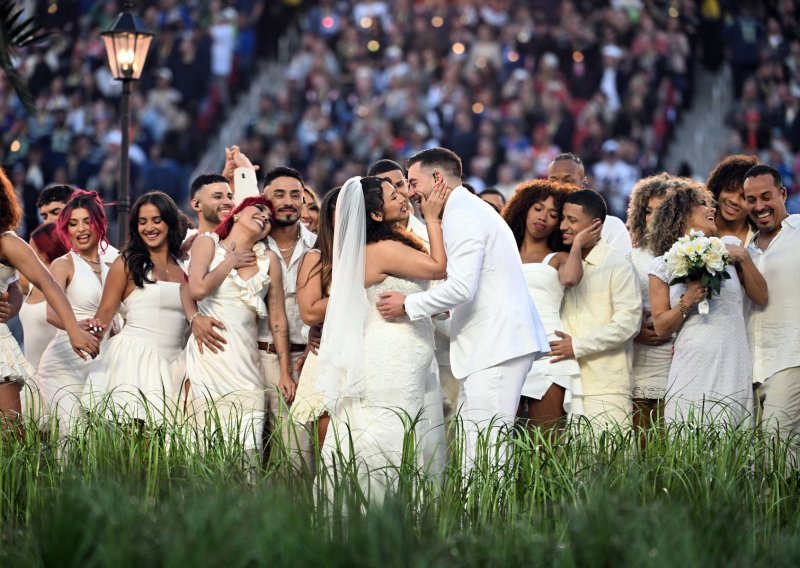 Ovo nije bila gluma: Par na pozornici Super Bowla stvarno se vjenčao, a razlog je genijalan
