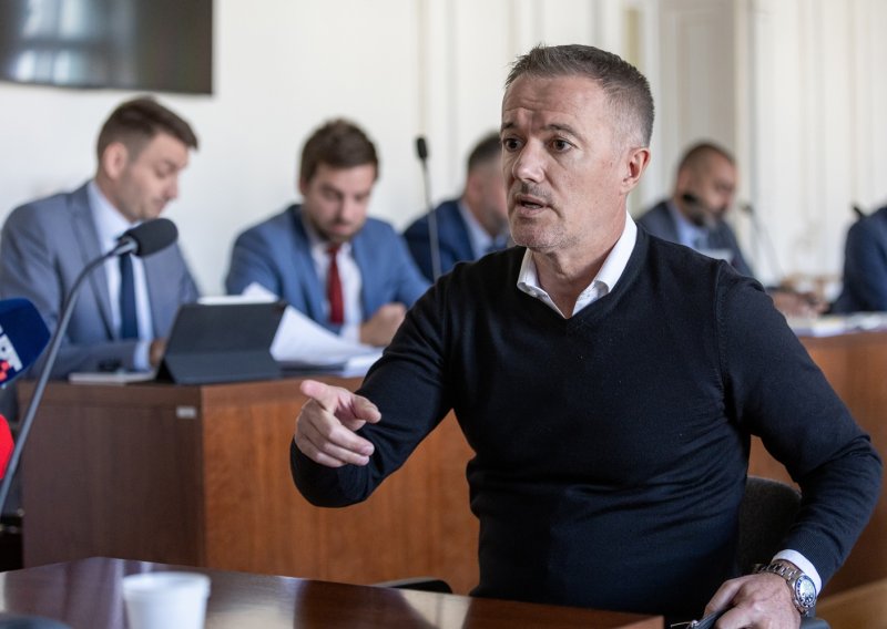 Ova fotografija najbolji je dokaz koliko Joško Jeličić voli SHNL! Tko bi u ovom stanju došao...