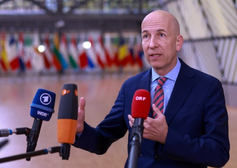 Europa se mora pripremiti za značajniju globalnu ulogu eura, dolar uzmiče