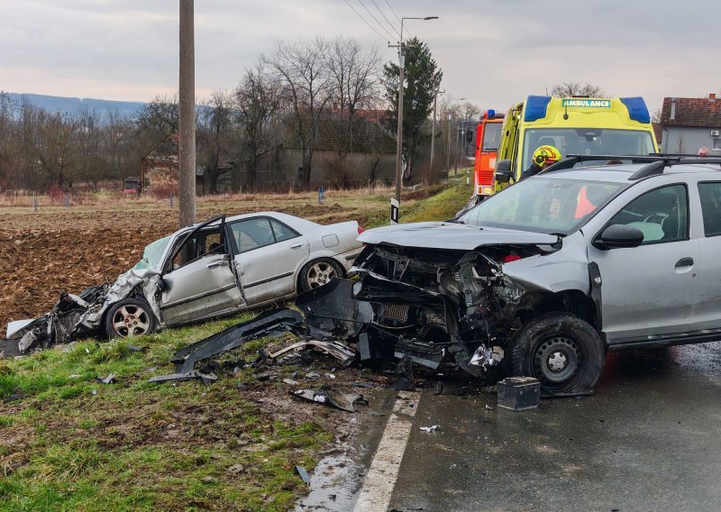 Strašna nesreća kod Pakraca: Automobili skroz smrskani, vozača izvlačili iz olupine