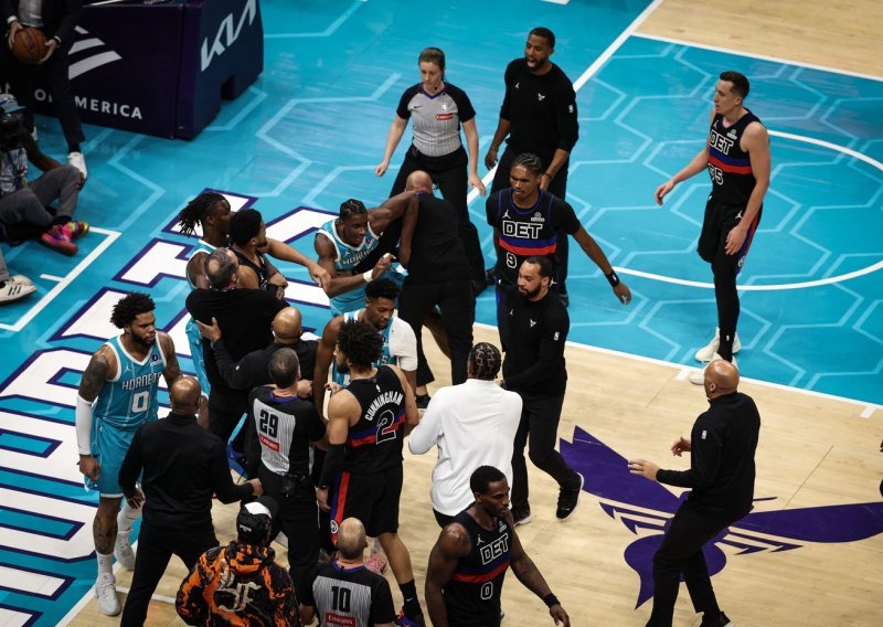 Pogledajte totalni kaos u NBA ligi; zbog žestokog obračuna na teren je uletjela i policija