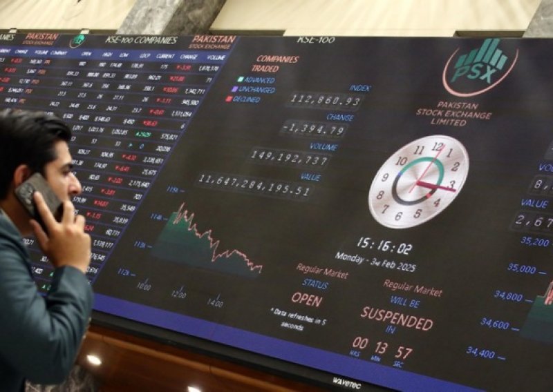 Dolar oštro pao, pale i cijene nafte, no na azijskim burzama situacija je drugačija