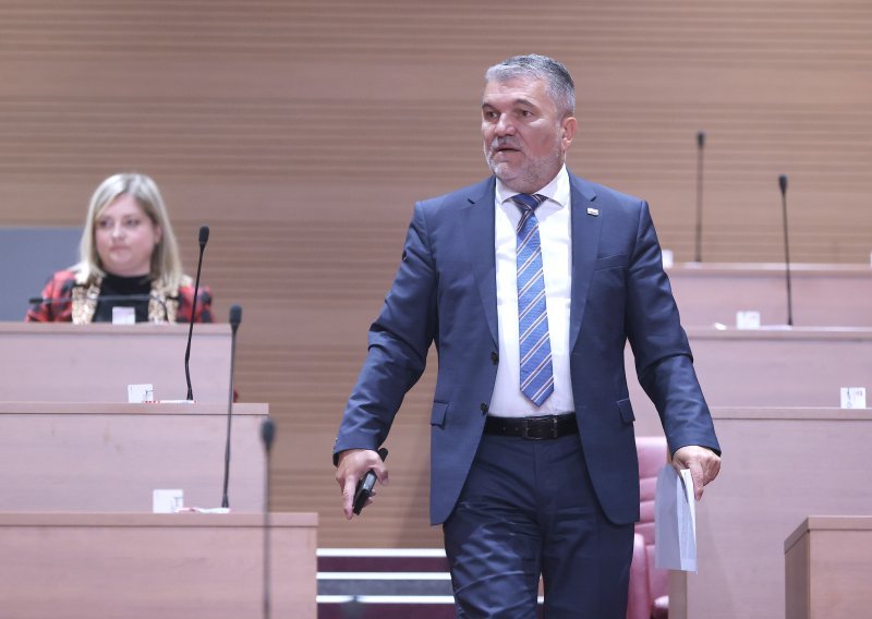 Rošada u Saboru: Piletić se vraća, evo tko odlazi