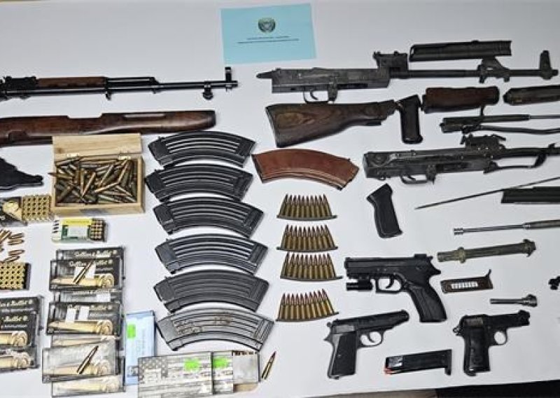 Policija kod Makaranina pronašla gomilu oružja, evo kojeg najviše