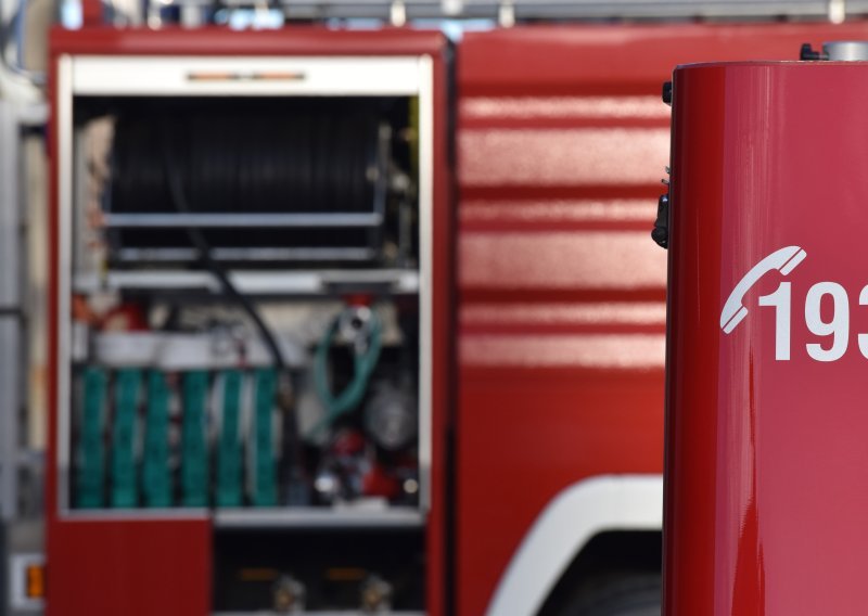 U požaru u kući kod Osijeka jedna osoba smrtno stradala