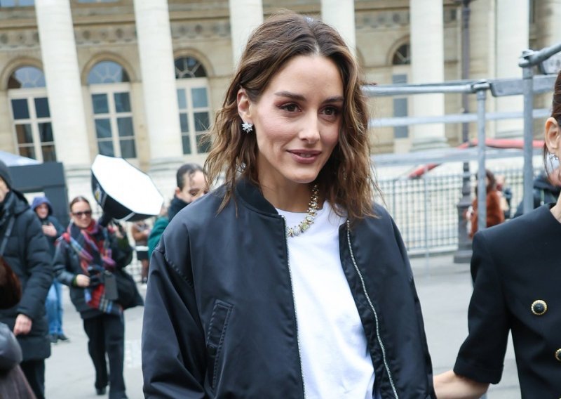 Zaboravite sve što ste znali: Klasična crna suknja sada se nosi uz jaknu koju svi imamo