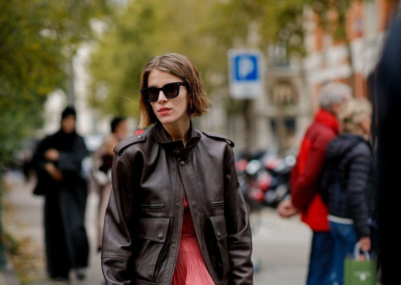 Povratak hita iz 80-ih: Opet se nosi kultna jakna, a jednako dobro izgleda na traperice i haljine