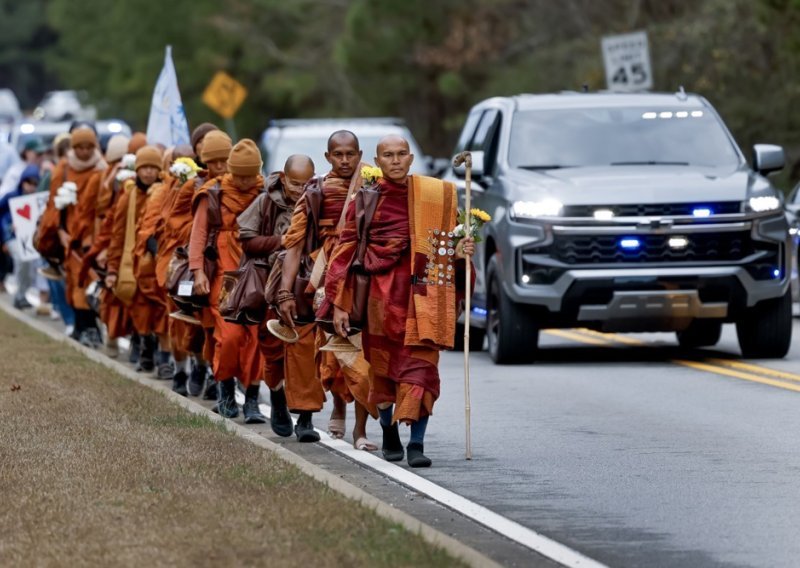 Budistički redovnici dopješačili u Washington u pratnji 'psa mira': Prešli su 3700 km