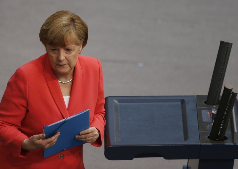 Bundestag ogromnom većinom podržao Merkel