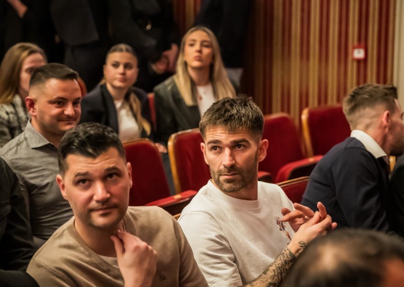 Livaja kakvog rijetko viđamo: Kapetan stigao u kazalište, evo tko mu je pravio društvo umjesto Iris