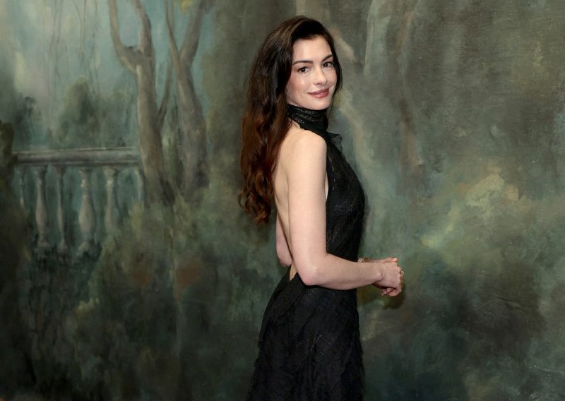 Ovakvu je još nismo vidjeli: Pogledajte 'golu' haljinu Anne Hathaway o kojoj svi pričaju