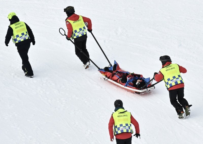 Nove dramatične scene; Kineskinju odvezli na nosilima