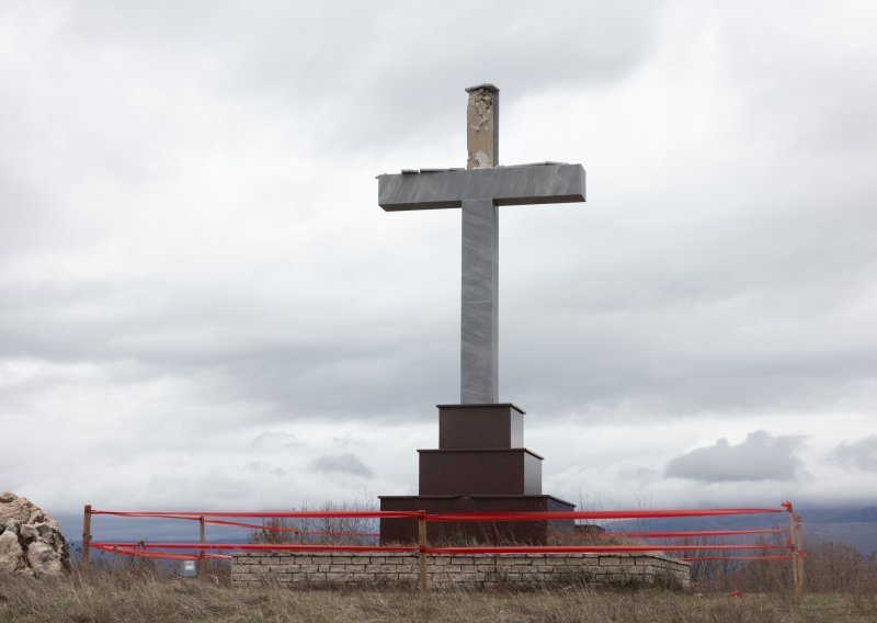 S križa u Trilju otpadaju kamene ploče: Srušit će ga i sagraditi novi