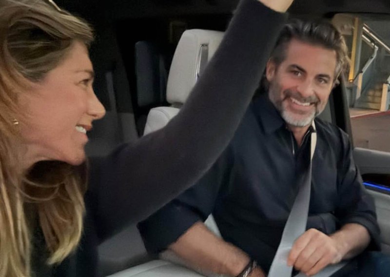 Intimna fotografija zapalila mreže: Jennifer Aniston proslavila rođendan strastvenim poljupcem