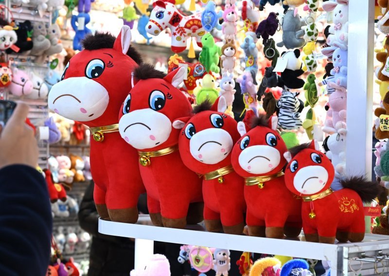 Plišani konj s tvorničkom greškom postao senzacija i otkrio puno toga o Kini