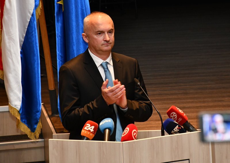 Grgić u rukama policije: Pogledajte snimku privođenja gradonačelnika Nove Gradiške