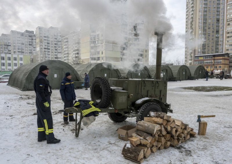Preko 2000 zgrada u Kijevu bez struje nakon ruskog napada, pogođene obje strane Dnjepra