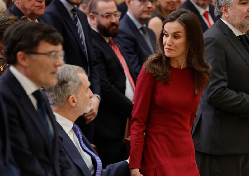 Kraljica se zapričala u krivom trenutku, a onda je osjetila ruku na struku...