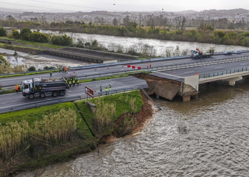 Snažno nevrijeme poharalo Portugal i Španjolsku, urušio se dio autoceste