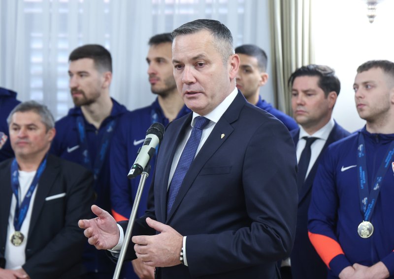 Marijan Kustić predvodio delegaciju HNS-a na 50. konfresu UEFA-e