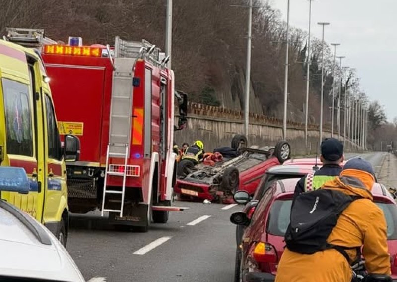Jedna osoba ozlijeđena u sudaru na Aleji grada Bologne u Zagrebu