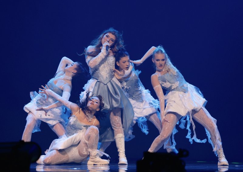 Veliko iznenađenje na pozornici! Ananda energično pjeva: 'Zidovi pamte, mi šutimo'