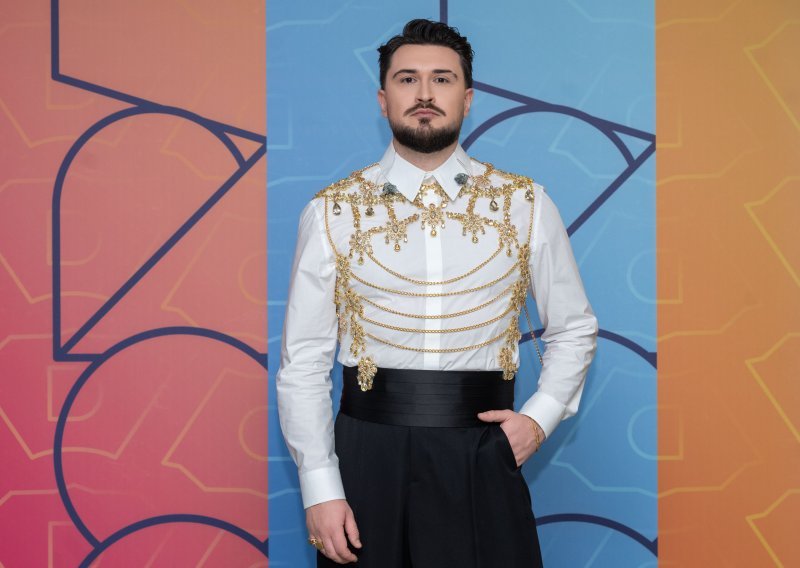 Sve haljine pale su u drugi plan: Ova košulja ukrala je show na Dori