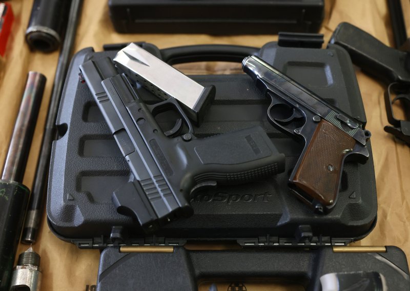 Građani BiH pojačano se naoružavaju: Svaki deseti posjeduje oružje