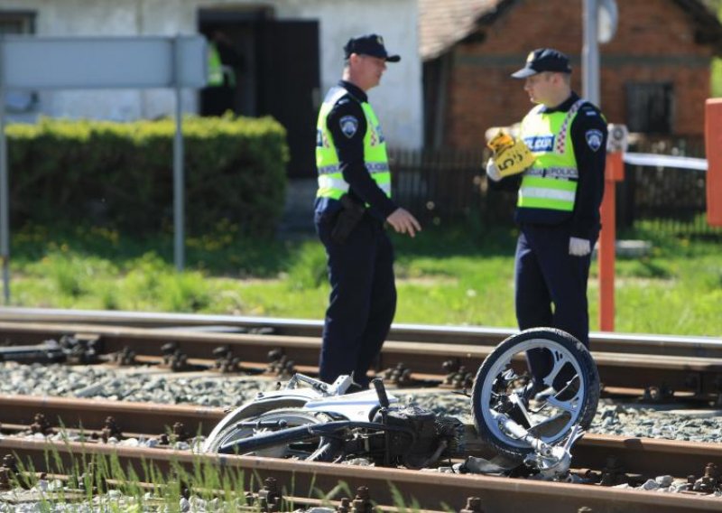 Motociklist poginuo u naletu vlaka