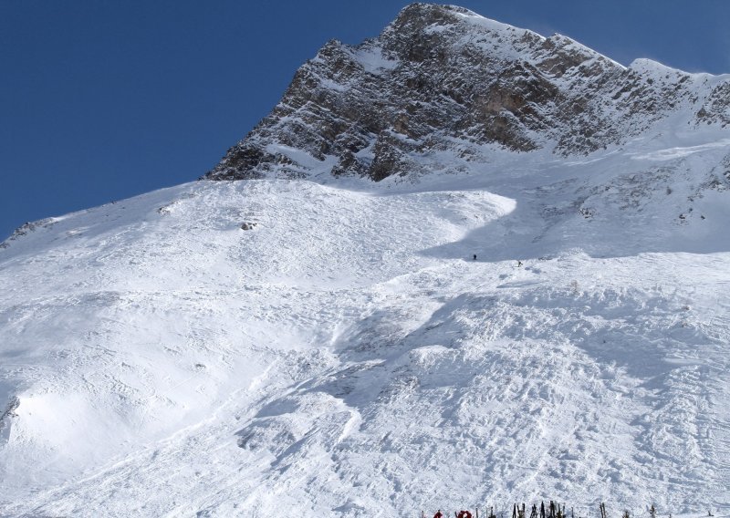 Tri skijaša poginula u lavini u francuskom skijalištu