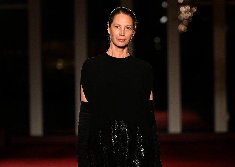 Povratak legende 90-ih: Christy Turlington (57) ukrala show na reviji Michaela Korsa