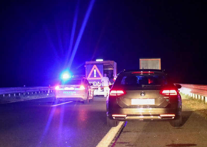 Užas na autocesti: Vozilo naletjelo na pješake