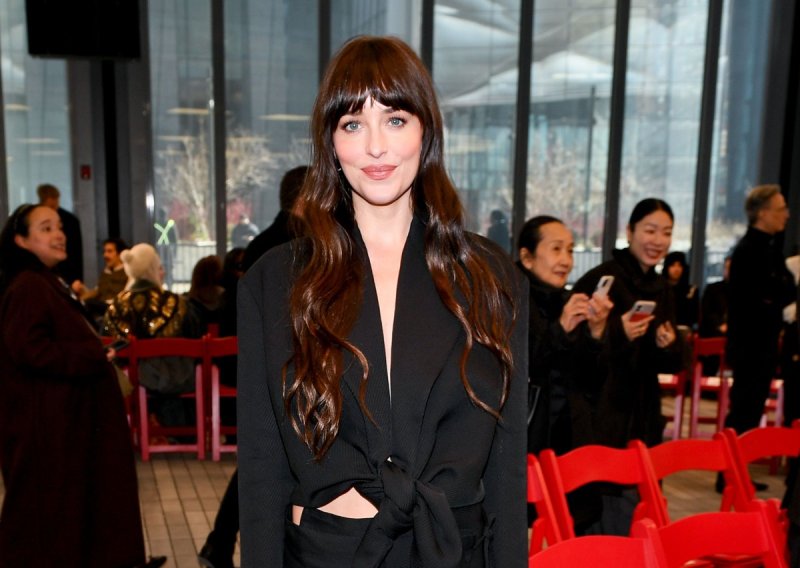 Kakav komplet, a tek čizme: Dakota Johnson servirala modni minimalizam