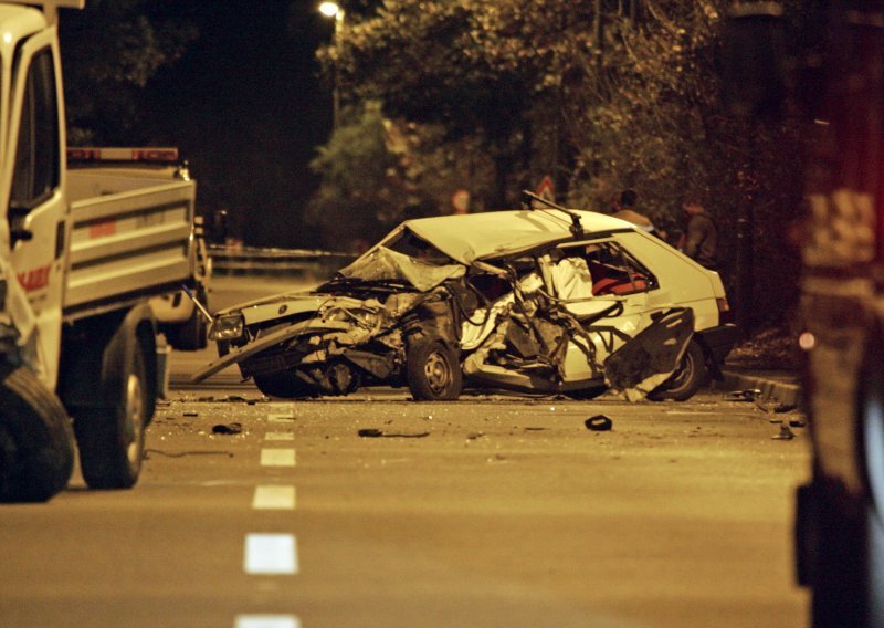 Vozač Škode poginuo u srazu s kamionom