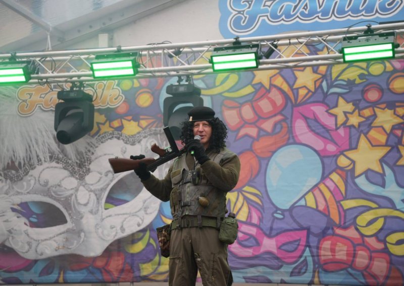 Svetonedeljski humor: Zurovec se odjenuo u Thompsona i zabio mač s 'Čavoglavama' u pozadini