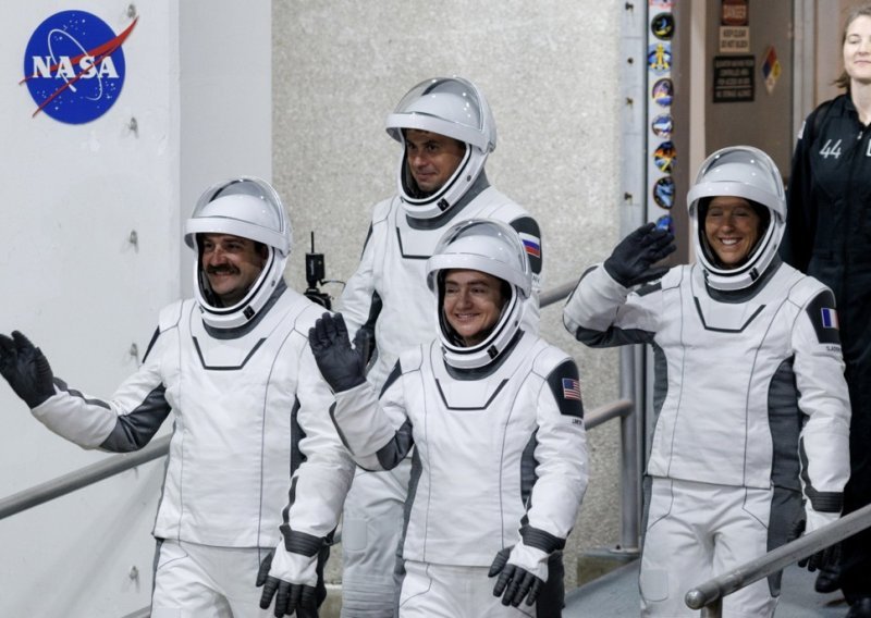 Na Međunarodnu svemirsku stanicu stigla nova ekipa, bolesni astronauti se vratili