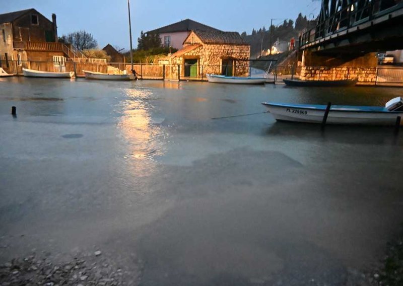 Poplava na jugu Hrvatske: 'Krenuo sam u WC, ali sam iz kreveta završio u vodi'