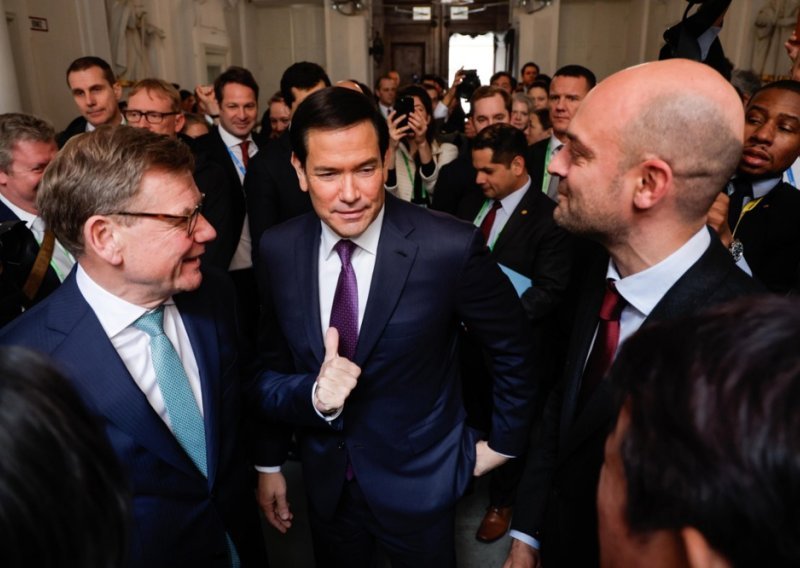 Rubio je na Valentinovo Europi umotao malj u čokoladu, a oni su mu pljeskali: Kako ga nitko nije prozreo?