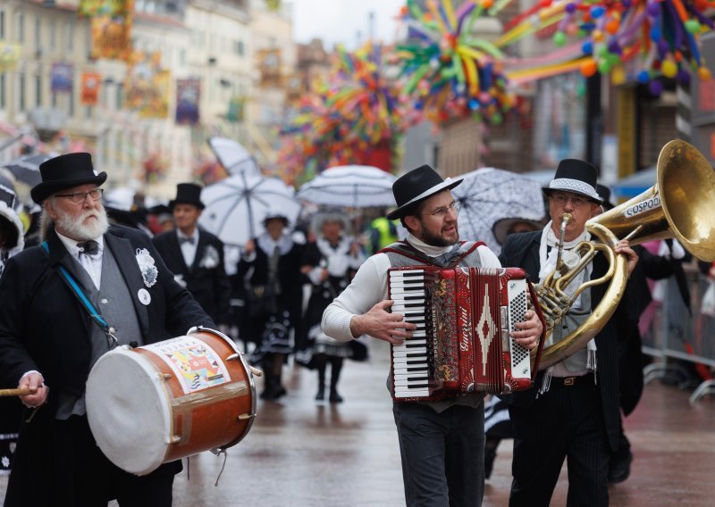 Velika karnevalska povorka 'osvojila' Rijeku, očekuje se na tisuće maškara