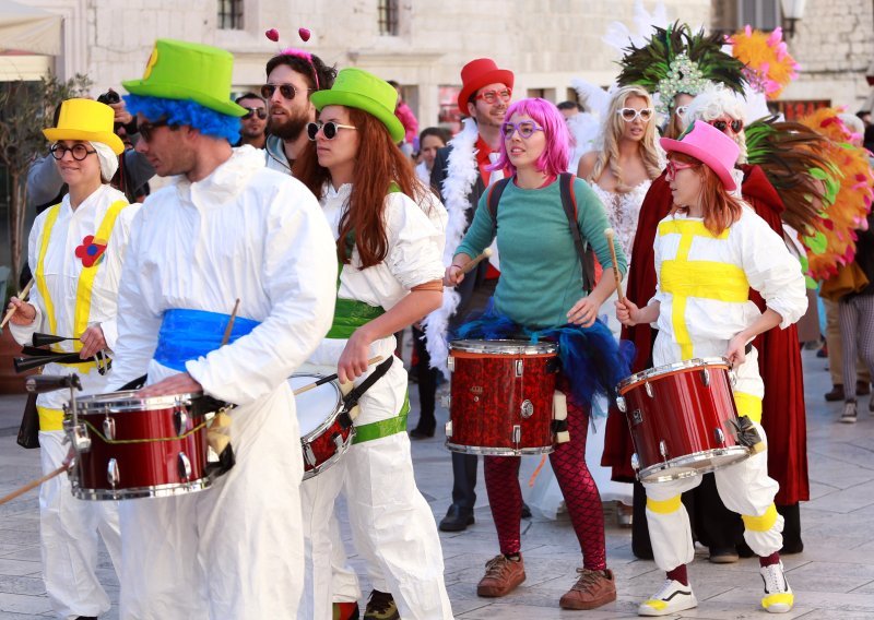 Karnevalsko ludilo traje i u Splitu: Maskirana povorka ide do Prokurativa