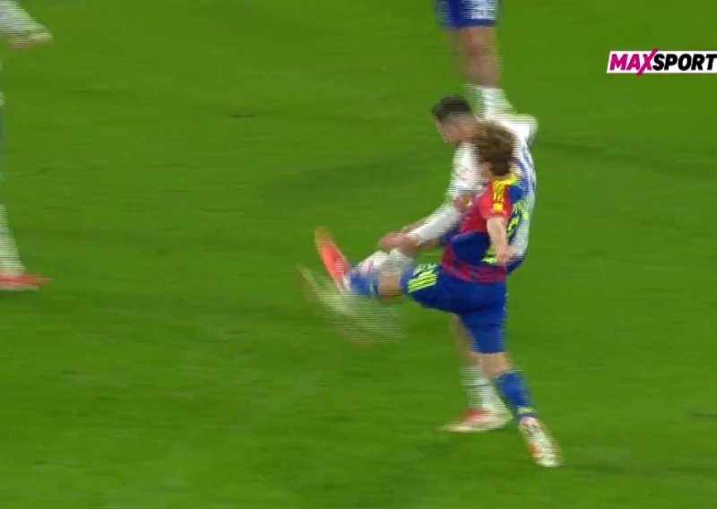 Čulina nije vidio penal za Hajduk, a onda se javio VAR: Pogledajte prekršaj u kaznenom prostoru