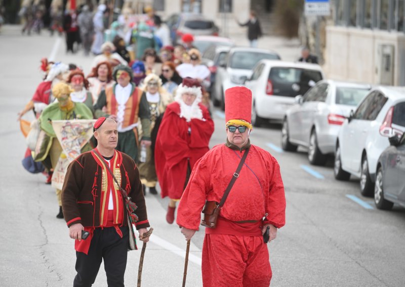 FOTO Karnevalsko ludilo traje i u Splitu: Maskirana povorka prošetala do Prokurativa