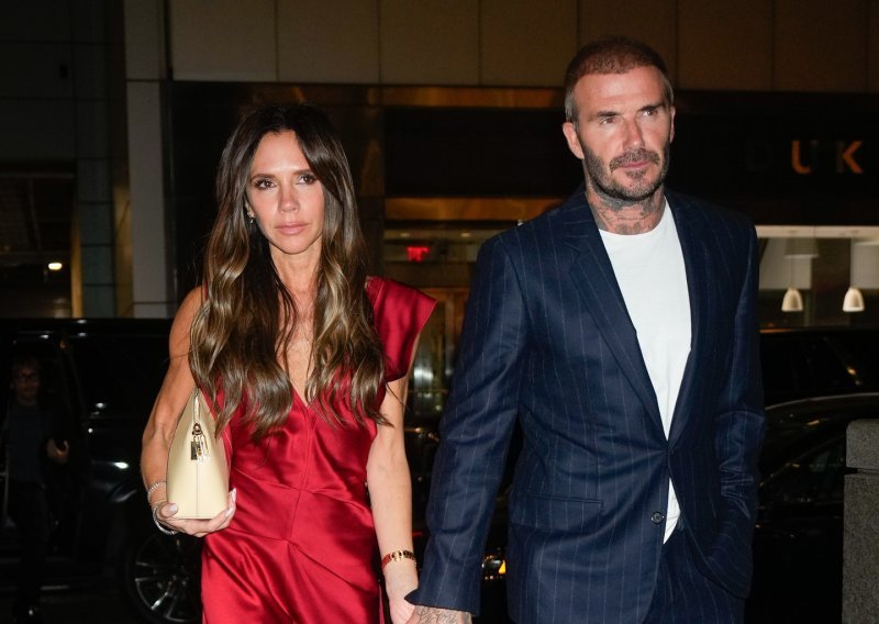 Victoria Beckham 'zapalila' Valentinovo u crvenoj haljini s dekolteom
